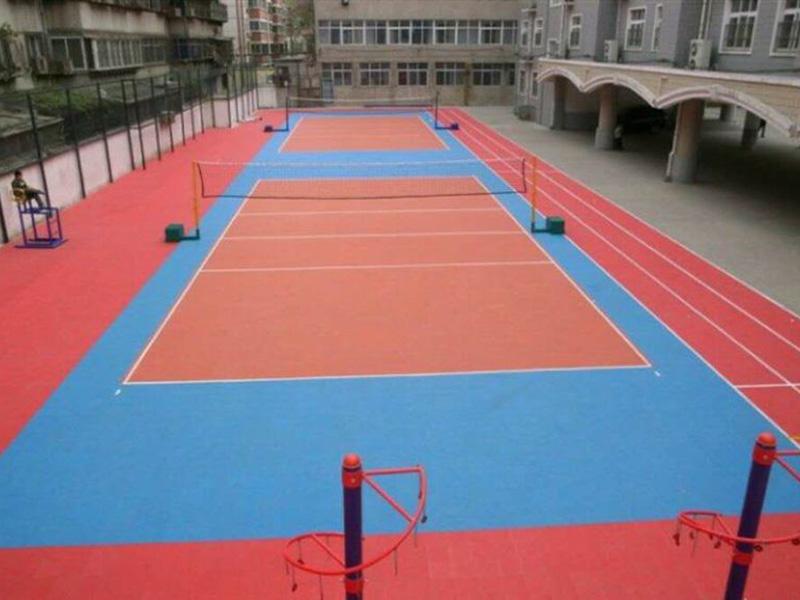室外排球场都在用悬浮式拼装运动地板